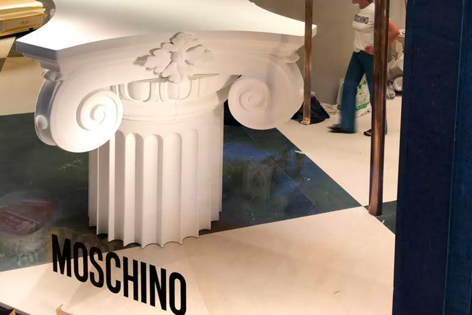 Capitelli classici e Colonne per allestimento Moschino Milano
