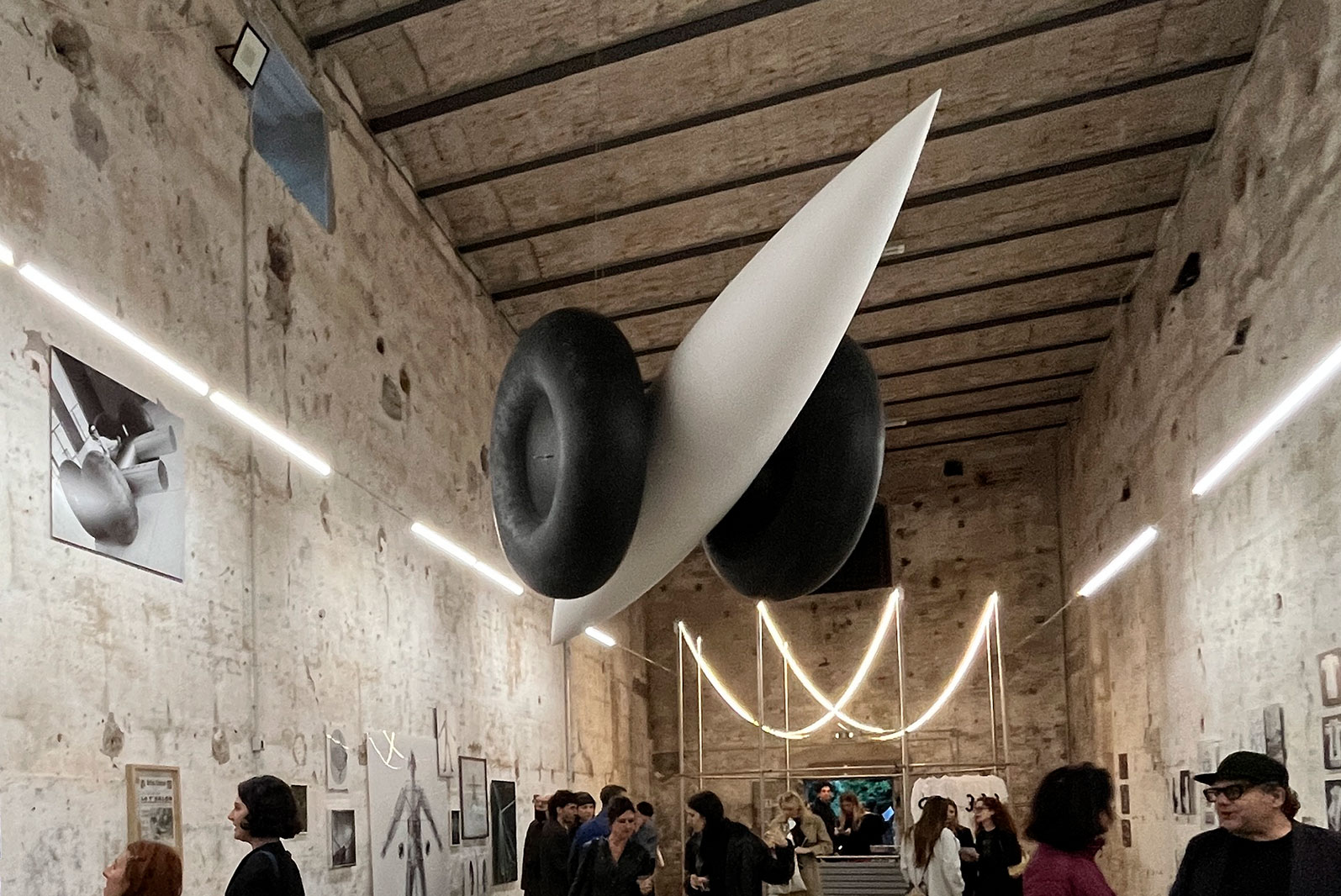 Instalazione Wheely per l’esposizione Garage Dallegret